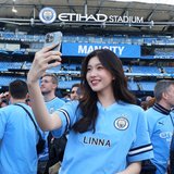 女球迷林娜在曼城主场自拍留念